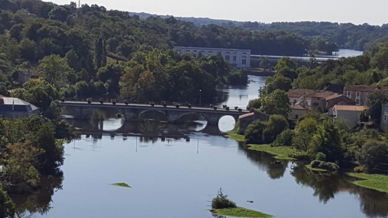 Maison La Roche Chambre D'Hotes Le Vigeant Esterno foto